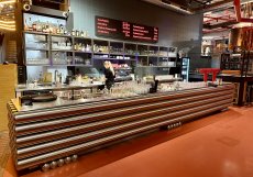 Hlavní bar restaurace FUZE s industriálním designem a výčepem vlastních piv