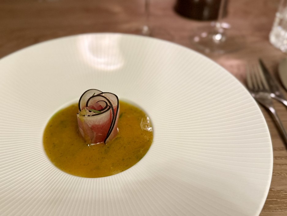 Tuňák s černou ředkví a jemnou omáčkou servírovaný v hlubokém talíři