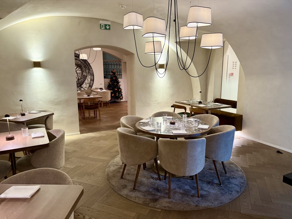 Interiér restaurace Parzival s oblými tvary