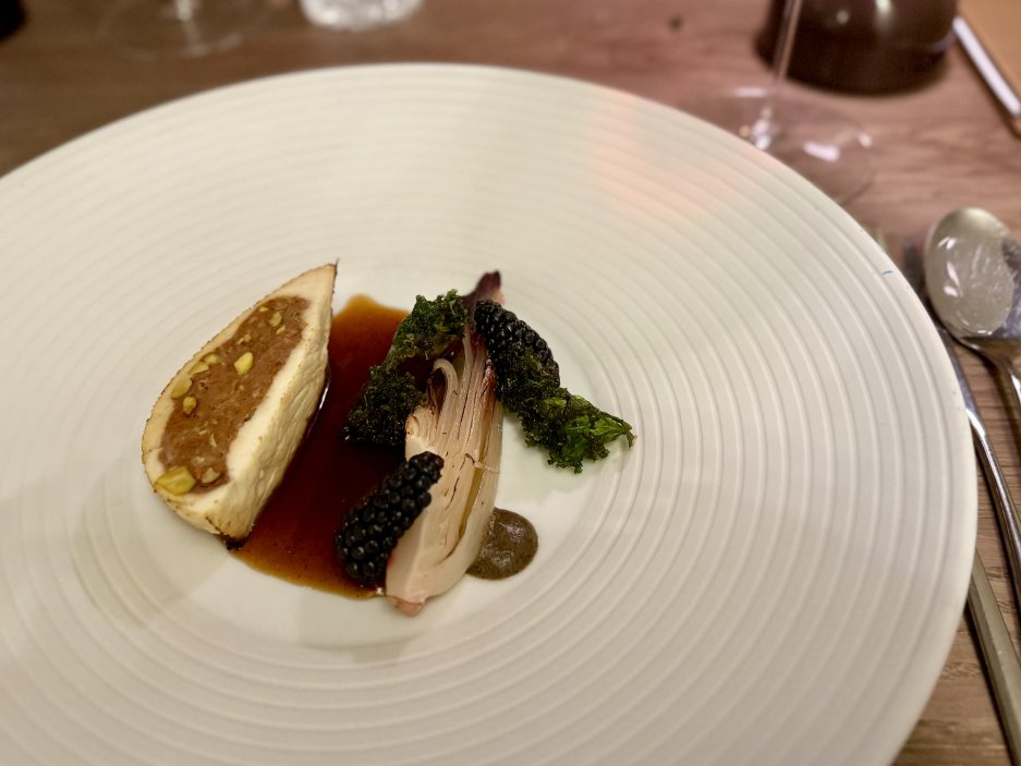 Hlavní masový chod kombinující kuřecí a jehněčí s čekankou a omáčkou