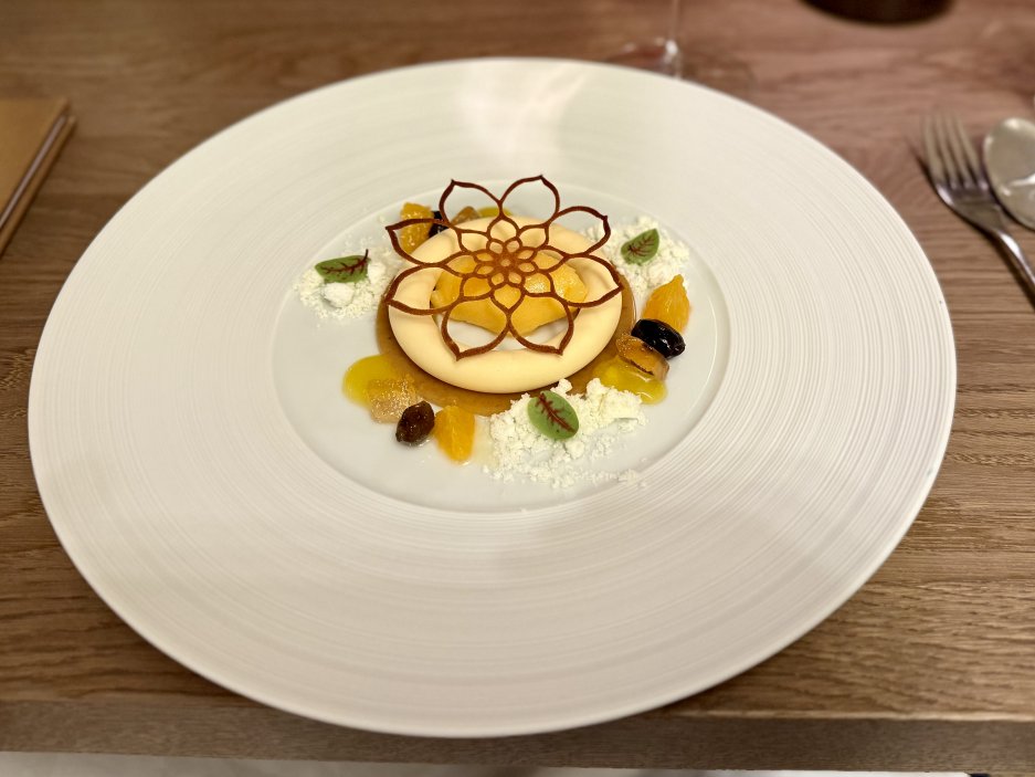 Dezert postavený na olivovém oleji, mandarinkách a mandlích