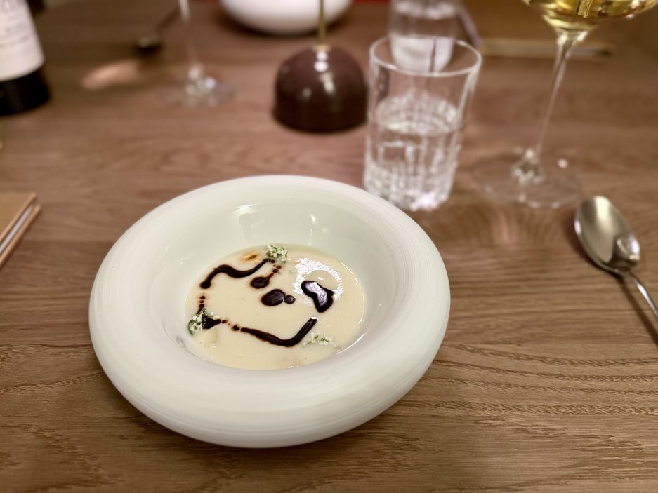 Polévka z topinamburů s lískovými ořechy a kakaovým olejem jako první chod