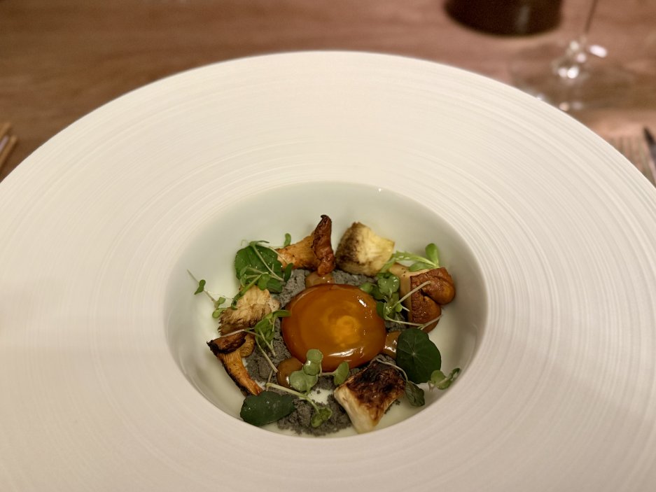 Uzené grilované houby s konfitovaným žloutkem, bylinami a jedlou zeminou