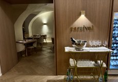 Pohled do restaurace Parzival s klidným interiérem a otevřeným vstupem