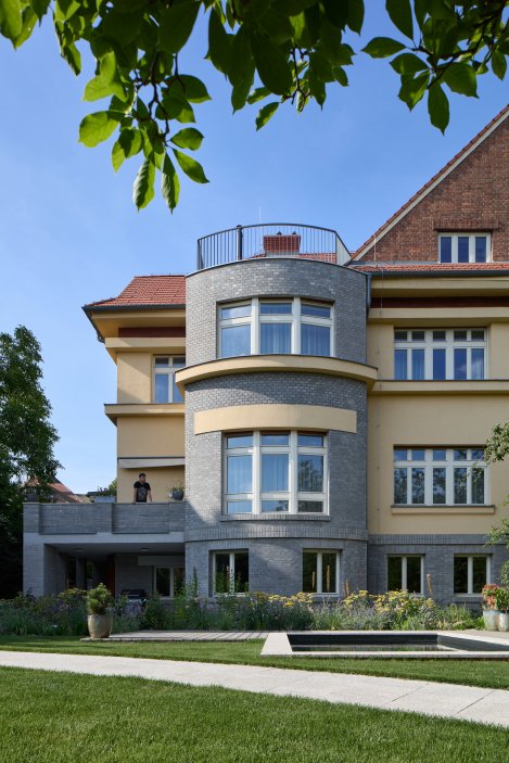 Projekt Atelieru Hajný se zabývá kompletní rekonstrukcí a modernizací vily z 30. let 20. století v pražské čtvrti Vinohrady. Dům, který se nachází v památkové zóně, je součástí vilové kolonie, kterou v roce 1912 založilo Stavební družstvo pražských novinářů a spisovatelů.