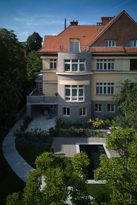 Projekt Atelieru Hajný se zabývá kompletní rekonstrukcí a modernizací vily z 30. let 20. století v pražské čtvrti Vinohrady. Dům, který se nachází v památkové zóně, je součástí vilové kolonie, kterou v roce 1912 založilo Stavební družstvo pražských novinářů a spisovatelů.