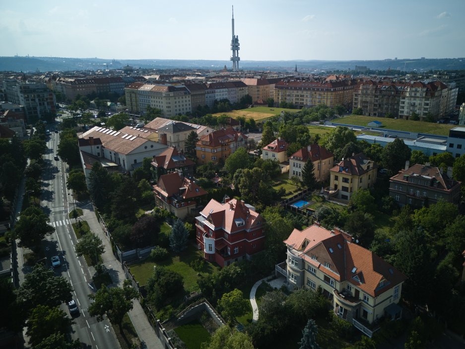 Projekt Atelieru Hajný se zabývá kompletní rekonstrukcí a modernizací vily z 30. let 20. století v pražské čtvrti Vinohrady. Dům, který se nachází v památkové zóně, je součástí vilové kolonie, kterou v roce 1912 založilo Stavební družstvo pražských novinářů a spisovatelů.