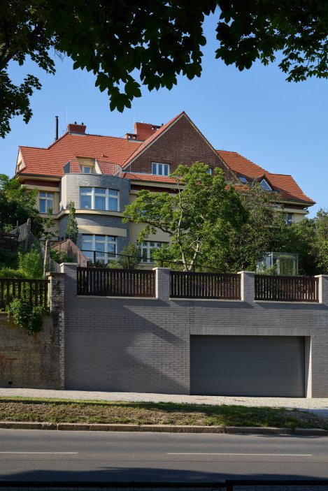 Projekt Atelieru Hajný se zabývá kompletní rekonstrukcí a modernizací vily z 30. let 20. století v pražské čtvrti Vinohrady. Dům, který se nachází v památkové zóně, je součástí vilové kolonie, kterou v roce 1912 založilo Stavební družstvo pražských novinářů a spisovatelů.