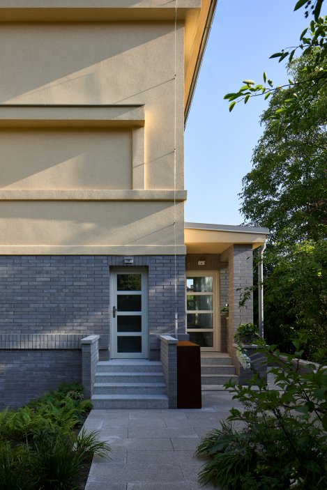 Projekt Atelieru Hajný se zabývá kompletní rekonstrukcí a modernizací vily z 30. let 20. století v pražské čtvrti Vinohrady. Dům, který se nachází v památkové zóně, je součástí vilové kolonie, kterou v roce 1912 založilo Stavební družstvo pražských novinářů a spisovatelů.