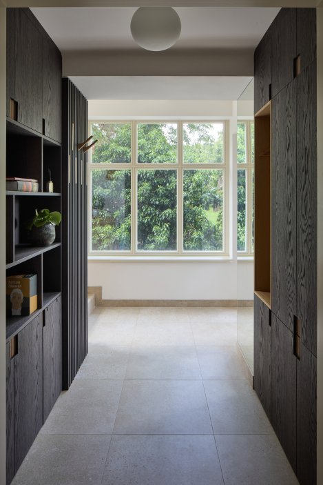 Projekt Atelieru Hajný se zabývá kompletní rekonstrukcí a modernizací vily z 30. let 20. století v pražské čtvrti Vinohrady. Dům, který se nachází v památkové zóně, je součástí vilové kolonie, kterou v roce 1912 založilo Stavební družstvo pražských novinářů a spisovatelů.