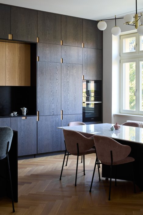 Projekt Atelieru Hajný se zabývá kompletní rekonstrukcí a modernizací vily z 30. let 20. století v pražské čtvrti Vinohrady. Dům, který se nachází v památkové zóně, je součástí vilové kolonie, kterou v roce 1912 založilo Stavební družstvo pražských novinářů a spisovatelů.