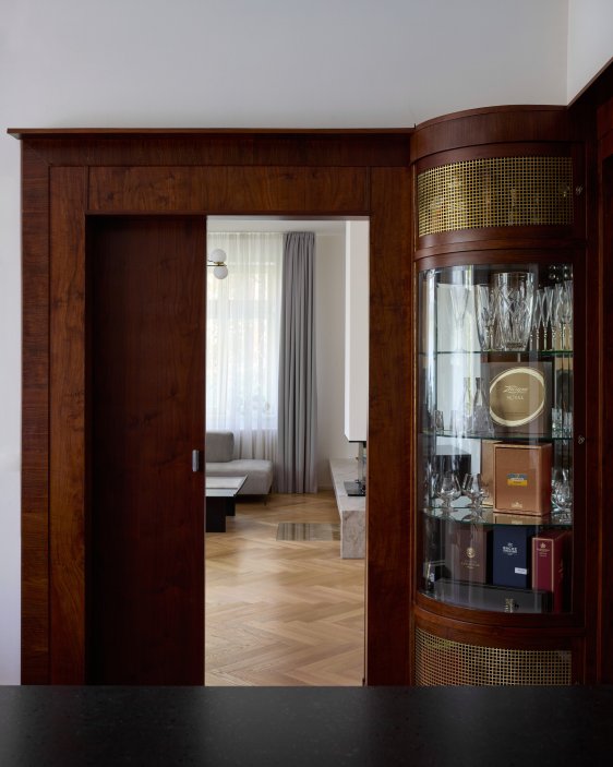 Projekt Atelieru Hajný se zabývá kompletní rekonstrukcí a modernizací vily z 30. let 20. století v pražské čtvrti Vinohrady. Dům, který se nachází v památkové zóně, je součástí vilové kolonie, kterou v roce 1912 založilo Stavební družstvo pražských novinářů a spisovatelů.