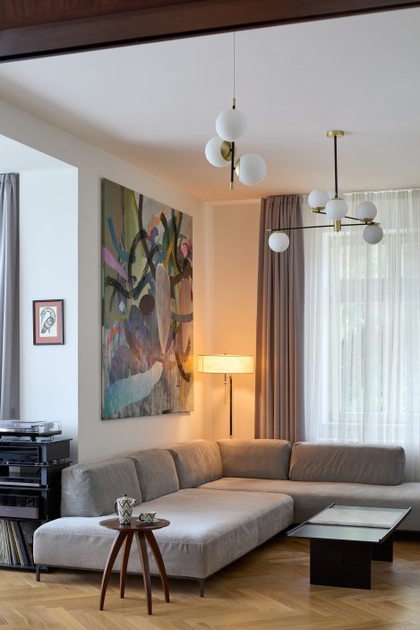 Projekt Atelieru Hajný se zabývá kompletní rekonstrukcí a modernizací vily z 30. let 20. století v pražské čtvrti Vinohrady. Dům, který se nachází v památkové zóně, je součástí vilové kolonie, kterou v roce 1912 založilo Stavební družstvo pražských novinářů a spisovatelů.