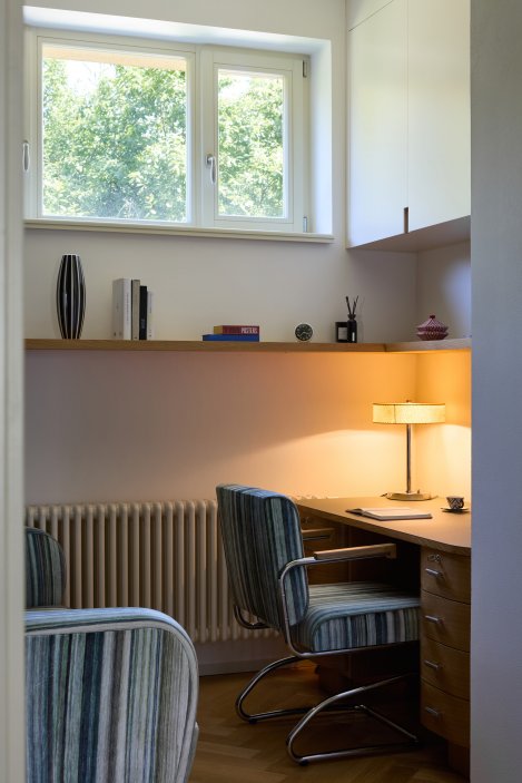 Projekt Atelieru Hajný se zabývá kompletní rekonstrukcí a modernizací vily z 30. let 20. století v pražské čtvrti Vinohrady. Dům, který se nachází v památkové zóně, je součástí vilové kolonie, kterou v roce 1912 založilo Stavební družstvo pražských novinářů a spisovatelů.