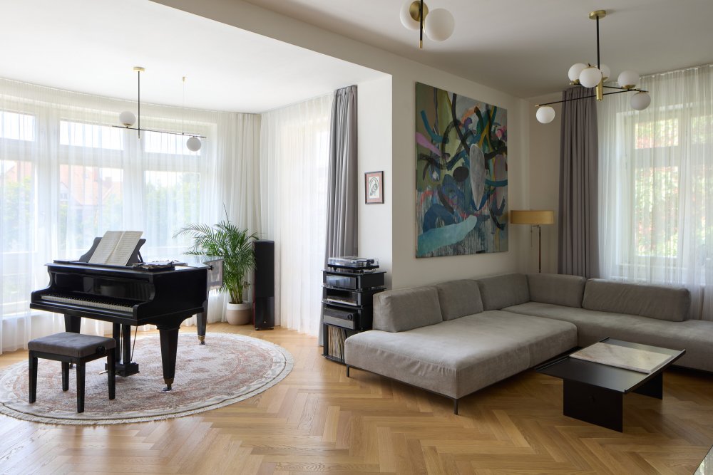 Projekt Atelieru Hajný se zabývá kompletní rekonstrukcí a modernizací vily z 30. let 20. století v pražské čtvrti Vinohrady. Dům, který se nachází v památkové zóně, je součástí vilové kolonie, kterou v roce 1912 založilo Stavební družstvo pražských novinářů a spisovatelů.