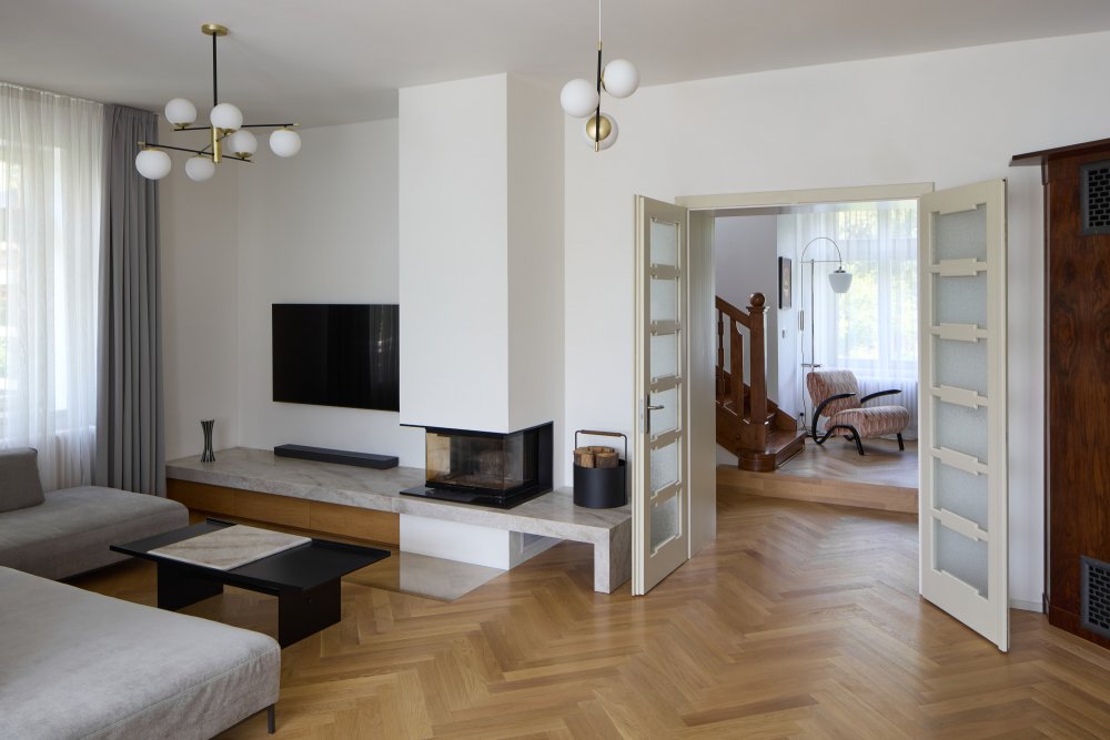 Projekt Atelieru Hajný se zabývá kompletní rekonstrukcí a modernizací vily z 30. let 20. století v pražské čtvrti Vinohrady. Dům, který se nachází v památkové zóně, je součástí vilové kolonie, kterou v roce 1912 založilo Stavební družstvo pražských novinářů a spisovatelů.