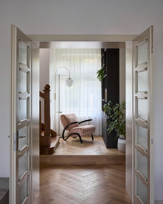 Projekt Atelieru Hajný se zabývá kompletní rekonstrukcí a modernizací vily z 30. let 20. století v pražské čtvrti Vinohrady. Dům, který se nachází v památkové zóně, je součástí vilové kolonie, kterou v roce 1912 založilo Stavební družstvo pražských novinářů a spisovatelů.