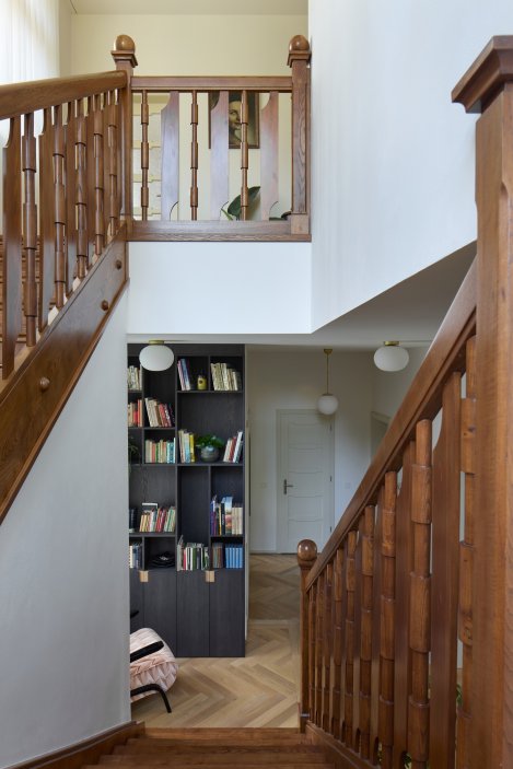 Projekt Atelieru Hajný se zabývá kompletní rekonstrukcí a modernizací vily z 30. let 20. století v pražské čtvrti Vinohrady. Dům, který se nachází v památkové zóně, je součástí vilové kolonie, kterou v roce 1912 založilo Stavební družstvo pražských novinářů a spisovatelů.
