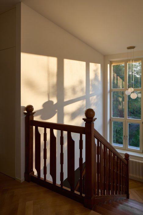 Projekt Atelieru Hajný se zabývá kompletní rekonstrukcí a modernizací vily z 30. let 20. století v pražské čtvrti Vinohrady. Dům, který se nachází v památkové zóně, je součástí vilové kolonie, kterou v roce 1912 založilo Stavební družstvo pražských novinářů a spisovatelů.
