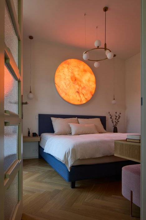 Projekt Atelieru Hajný se zabývá kompletní rekonstrukcí a modernizací vily z 30. let 20. století v pražské čtvrti Vinohrady. Dům, který se nachází v památkové zóně, je součástí vilové kolonie, kterou v roce 1912 založilo Stavební družstvo pražských novinářů a spisovatelů.
