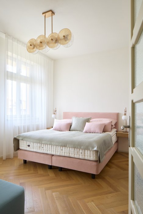 Projekt Atelieru Hajný se zabývá kompletní rekonstrukcí a modernizací vily z 30. let 20. století v pražské čtvrti Vinohrady. Dům, který se nachází v památkové zóně, je součástí vilové kolonie, kterou v roce 1912 založilo Stavební družstvo pražských novinářů a spisovatelů.