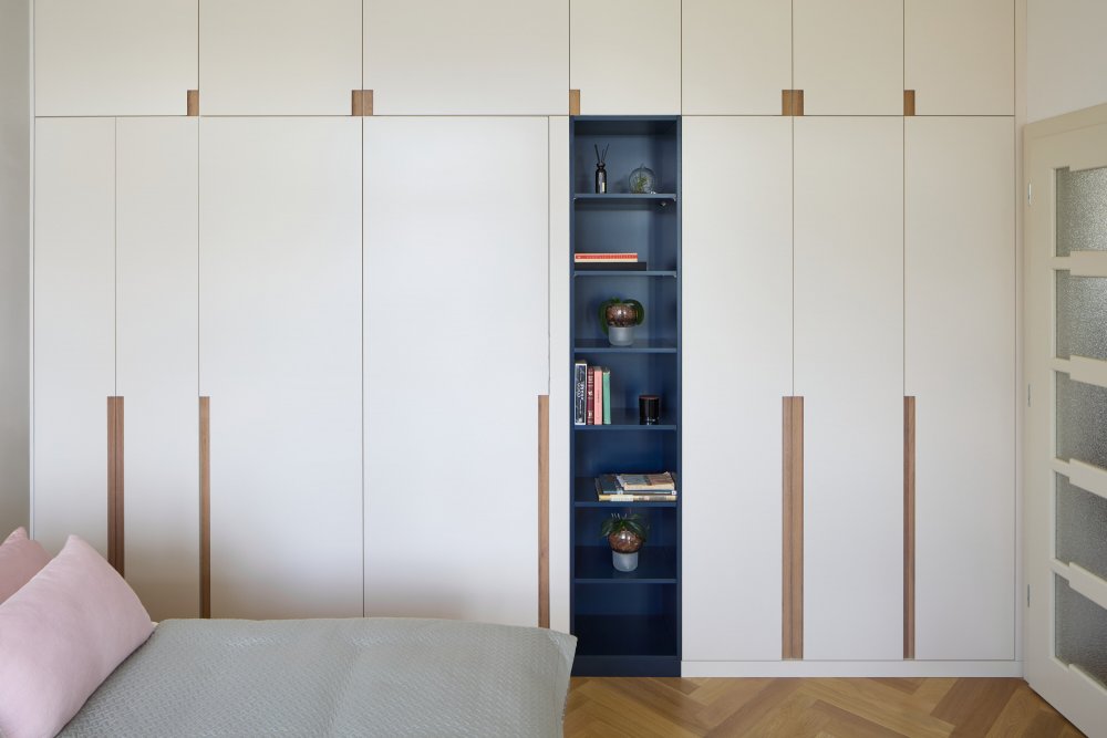 Projekt Atelieru Hajný se zabývá kompletní rekonstrukcí a modernizací vily z 30. let 20. století v pražské čtvrti Vinohrady. Dům, který se nachází v památkové zóně, je součástí vilové kolonie, kterou v roce 1912 založilo Stavební družstvo pražských novinářů a spisovatelů.