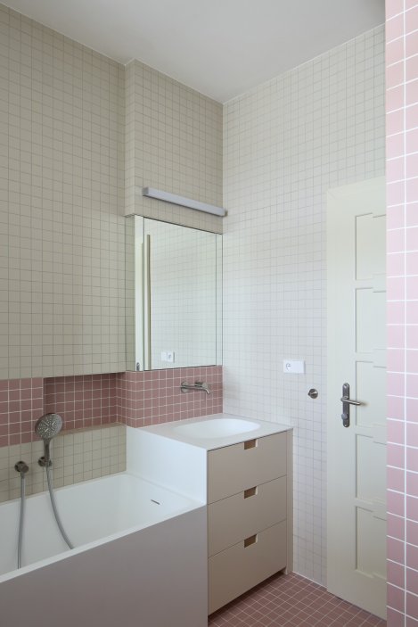 Projekt Atelieru Hajný se zabývá kompletní rekonstrukcí a modernizací vily z 30. let 20. století v pražské čtvrti Vinohrady. Dům, který se nachází v památkové zóně, je součástí vilové kolonie, kterou v roce 1912 založilo Stavební družstvo pražských novinářů a spisovatelů.