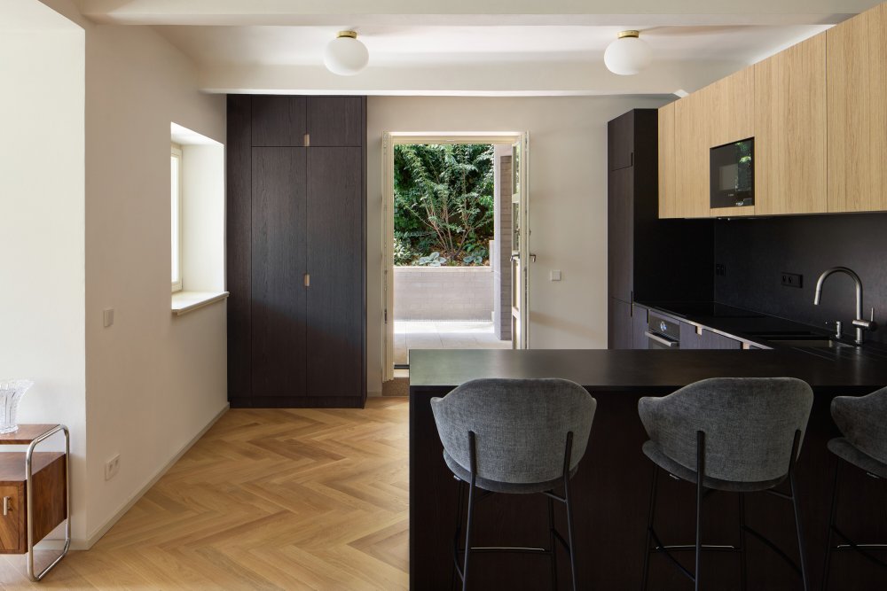 Projekt Atelieru Hajný se zabývá kompletní rekonstrukcí a modernizací vily z 30. let 20. století v pražské čtvrti Vinohrady. Dům, který se nachází v památkové zóně, je součástí vilové kolonie, kterou v roce 1912 založilo Stavební družstvo pražských novinářů a spisovatelů.
