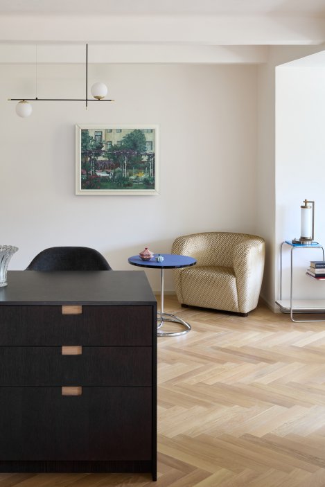 Projekt Atelieru Hajný se zabývá kompletní rekonstrukcí a modernizací vily z 30. let 20. století v pražské čtvrti Vinohrady. Dům, který se nachází v památkové zóně, je součástí vilové kolonie, kterou v roce 1912 založilo Stavební družstvo pražských novinářů a spisovatelů.