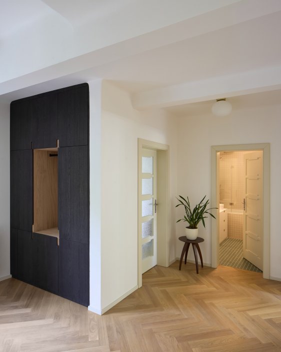 Projekt Atelieru Hajný se zabývá kompletní rekonstrukcí a modernizací vily z 30. let 20. století v pražské čtvrti Vinohrady. Dům, který se nachází v památkové zóně, je součástí vilové kolonie, kterou v roce 1912 založilo Stavební družstvo pražských novinářů a spisovatelů.