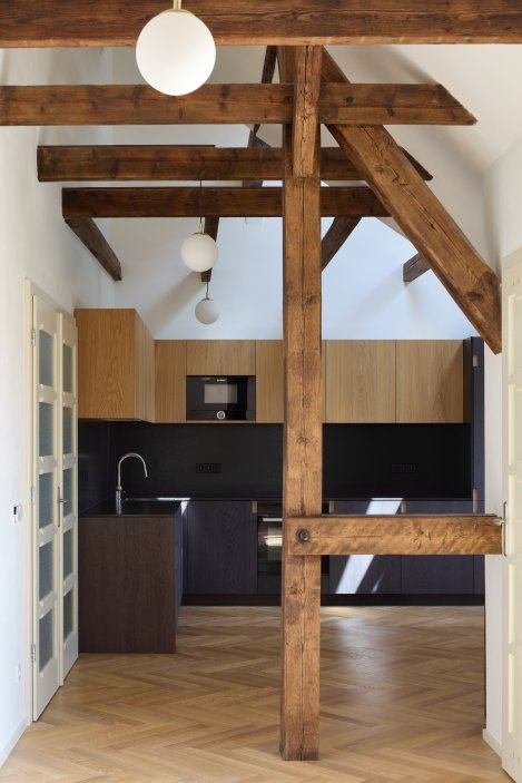 Projekt Atelieru Hajný se zabývá kompletní rekonstrukcí a modernizací vily z 30. let 20. století v pražské čtvrti Vinohrady. Dům, který se nachází v památkové zóně, je součástí vilové kolonie, kterou v roce 1912 založilo Stavební družstvo pražských novinářů a spisovatelů.