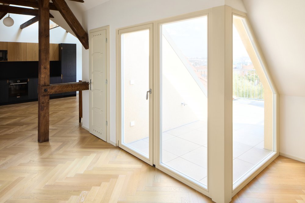 Projekt Atelieru Hajný se zabývá kompletní rekonstrukcí a modernizací vily z 30. let 20. století v pražské čtvrti Vinohrady. Dům, který se nachází v památkové zóně, je součástí vilové kolonie, kterou v roce 1912 založilo Stavební družstvo pražských novinářů a spisovatelů.