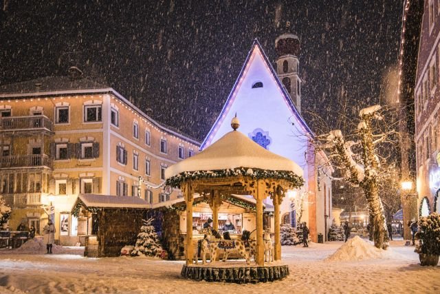 Val Gardena v jihotyrolských Dolomitech žije v zimě dvěma silnými příběhy. Jedním je špičkové lyžování, druhým dřevořezba. V předvánočním čase se navíc oba světy doslova potkávají. 