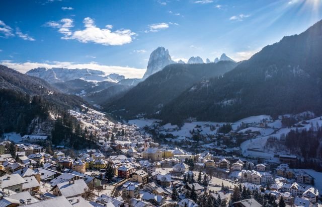 V údolí žije zhruba deset tisíc obyvatel a podle odhadů se až desetina z nich věnuje práci se dřevem. Vedle italštiny a němčiny se tu stále mluví i ladinštinou, původním jazykem pěti dolomitských údolí.