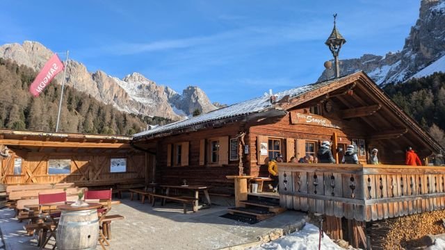 Jedna z nejlepších lyžařských oblastí Evropy má ještě jednu silnou identitu. V jihotyrolské Val Gardeně se vedle sjezdovek světového poháru rodí sochy, které míří do galerií v New Yorku či Tokiu.