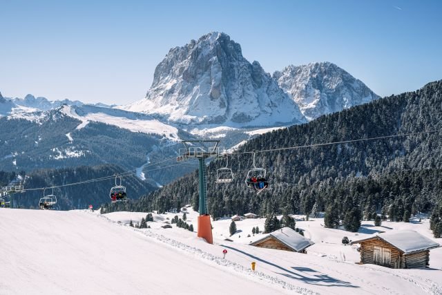 Zatímco se na Saslongu (proslulá sjezdovka, která začíná pod vrcholem Ciampinoi v nadmořské výšce 2 249 m n. m. pozn.red.) jede tradiční závod světového poháru...