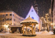 Val Gardena v jihotyrolských Dolomitech žije v zimě dvěma silnými příběhy. Jedním je špičkové lyžování, druhým dřevořezba. V předvánočním čase se navíc oba světy doslova potkávají. 