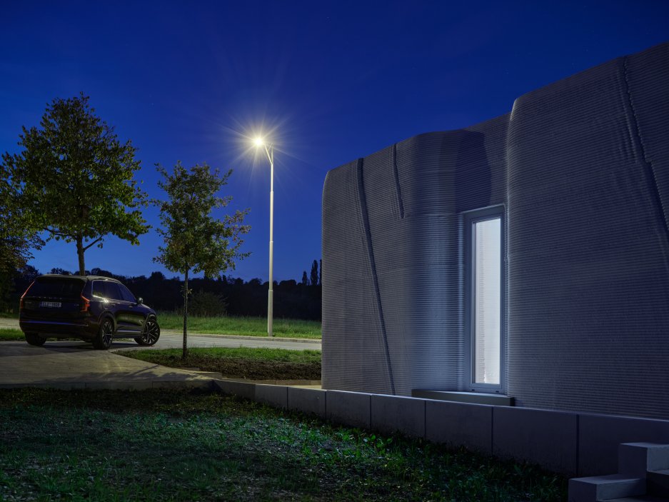 Dům stojí na dřevěné základové desce bez klasických betonových základů. Lehká dřevěná střecha snižuje celkovou hmotnost stavby a umožňuje její případnou demontáž nebo přemístění.