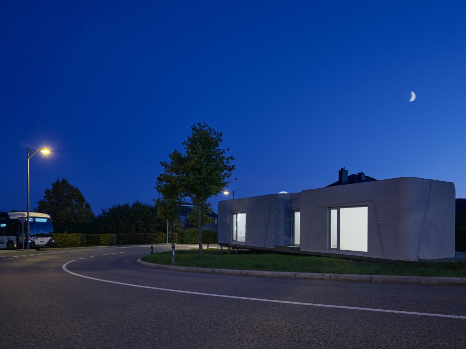 Dům stojí na dřevěné základové desce bez klasických betonových základů. Lehká dřevěná střecha snižuje celkovou hmotnost stavby a umožňuje její případnou demontáž nebo přemístění.