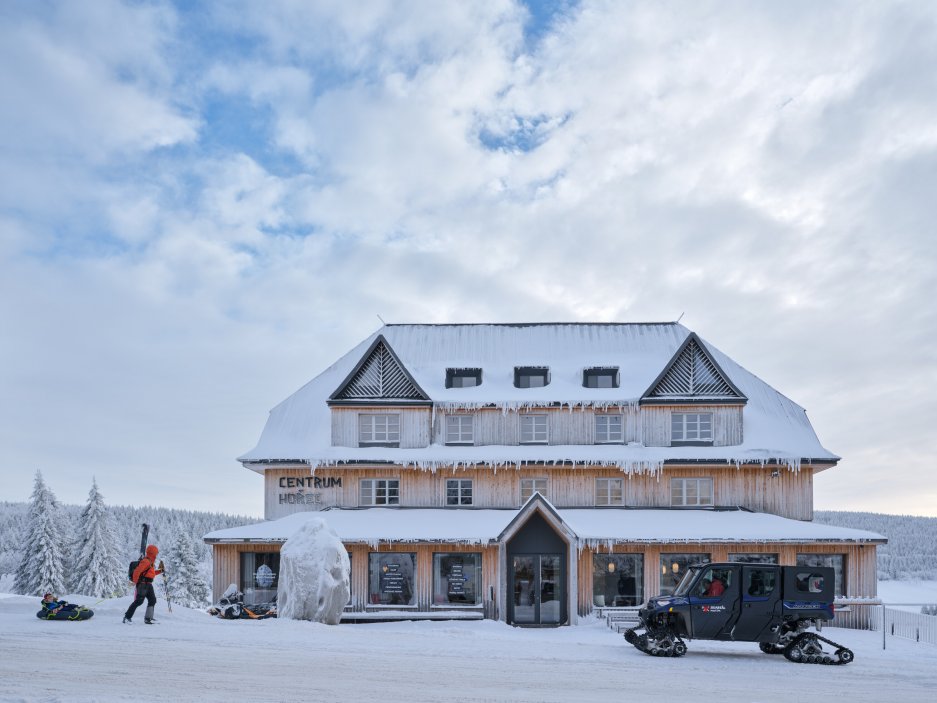 Bývalý hotel Hořec, stavba stojící přímo v centru Horní Malé Úpy, prošel zásadní proměnou. Objekt s bohatou historií, který dlouhá léta sloužil jako ubytovací zařízení, získává novou tvář i funkci – stává se moderním multifunkčním centrem propojeným s komunitním životem obce.