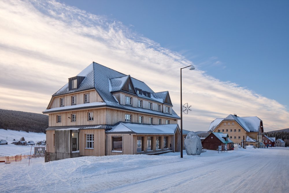 Bývalý hotel Hořec, stavba stojící přímo v centru Horní Malé Úpy, prošel zásadní proměnou. Objekt s bohatou historií, který dlouhá léta sloužil jako ubytovací zařízení, získává novou tvář i funkci – stává se moderním multifunkčním centrem propojeným s komunitním životem obce.