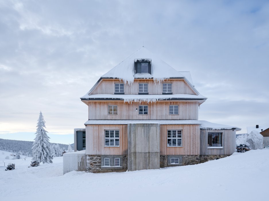 Bývalý hotel Hořec, stavba stojící přímo v centru Horní Malé Úpy, prošel zásadní proměnou. Objekt s bohatou historií, který dlouhá léta sloužil jako ubytovací zařízení, získává novou tvář i funkci – stává se moderním multifunkčním centrem propojeným s komunitním životem obce.