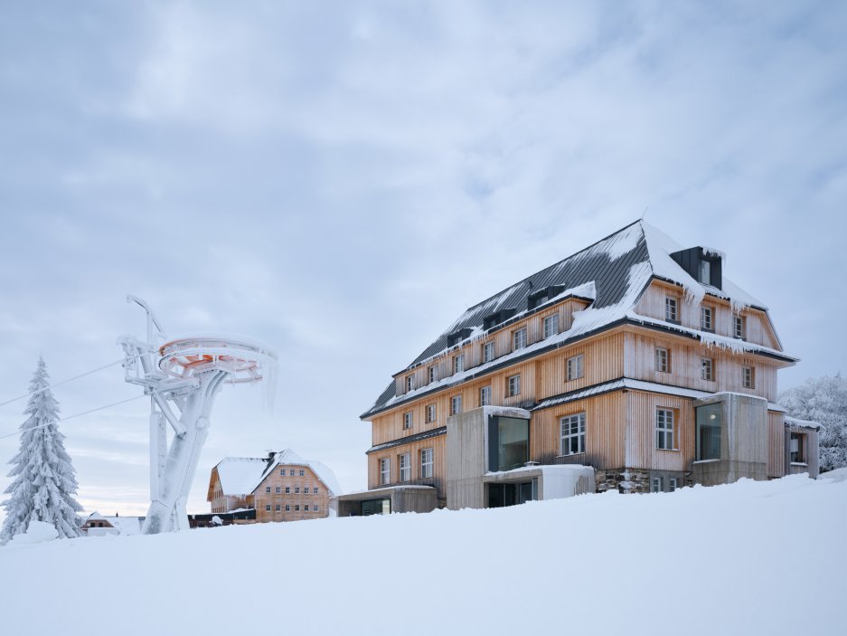 Bývalý hotel Hořec, stavba stojící přímo v centru Horní Malé Úpy, prošel zásadní proměnou. Objekt s bohatou historií, který dlouhá léta sloužil jako ubytovací zařízení, získává novou tvář i funkci – stává se moderním multifunkčním centrem propojeným s komunitním životem obce.
