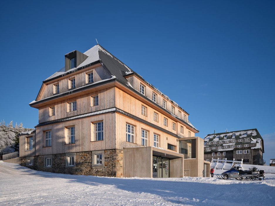 Bývalý hotel Hořec, stavba stojící přímo v centru Horní Malé Úpy, prošel zásadní proměnou. Objekt s bohatou historií, který dlouhá léta sloužil jako ubytovací zařízení, získává novou tvář i funkci – stává se moderním multifunkčním centrem propojeným s komunitním životem obce.