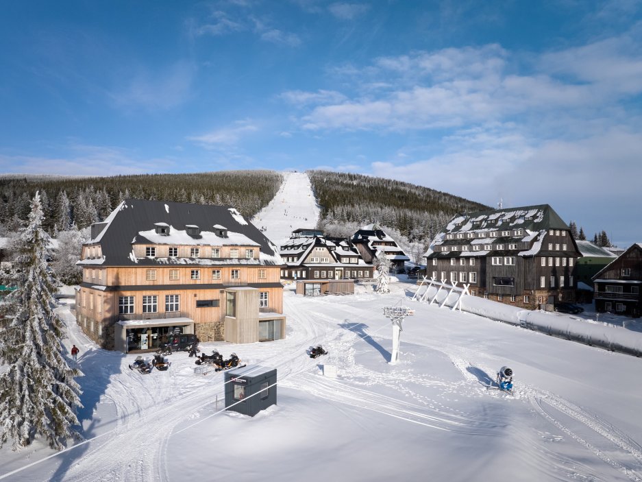 Bývalý hotel Hořec, stavba stojící přímo v centru Horní Malé Úpy, prošel zásadní proměnou. Objekt s bohatou historií, který dlouhá léta sloužil jako ubytovací zařízení, získává novou tvář i funkci – stává se moderním multifunkčním centrem propojeným s komunitním životem obce.