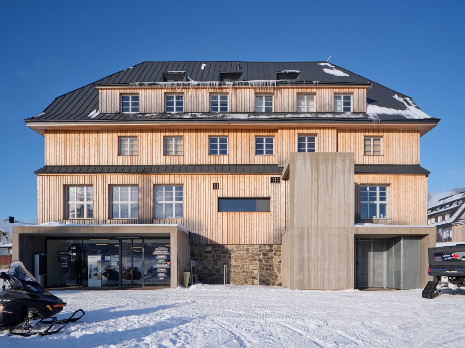 Bývalý hotel Hořec, stavba stojící přímo v centru Horní Malé Úpy, prošel zásadní proměnou. Objekt s bohatou historií, který dlouhá léta sloužil jako ubytovací zařízení, získává novou tvář i funkci – stává se moderním multifunkčním centrem propojeným s komunitním životem obce.