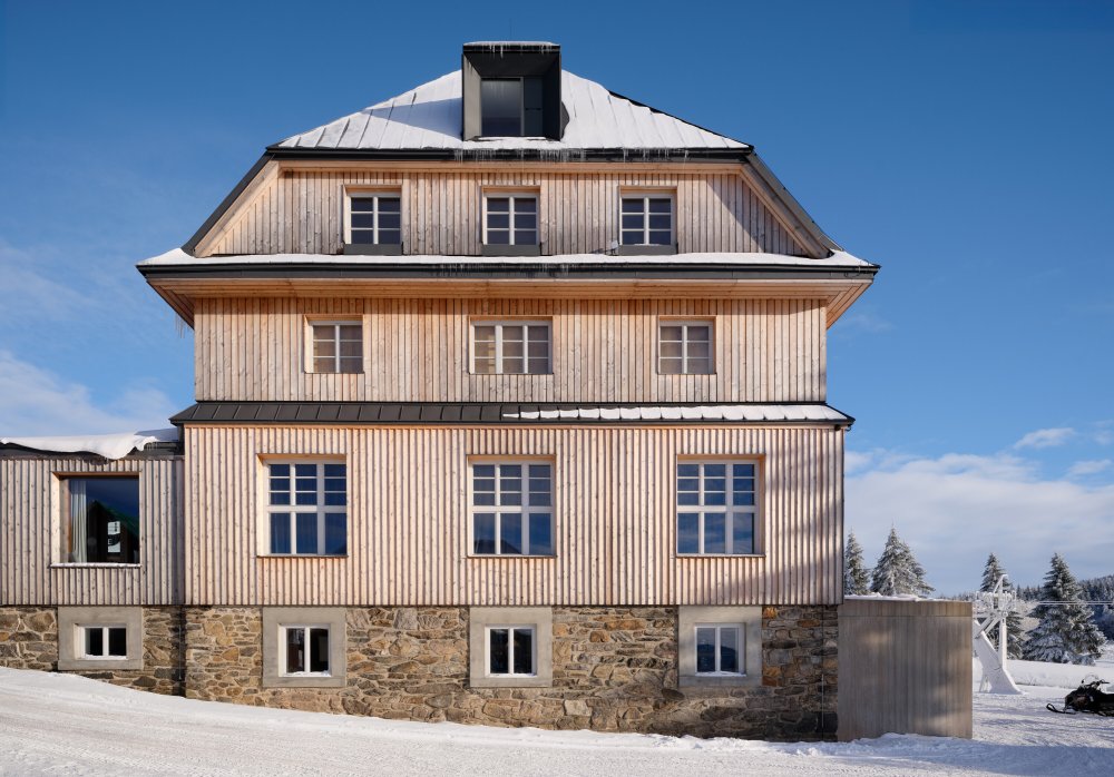 Bývalý hotel Hořec, stavba stojící přímo v centru Horní Malé Úpy, prošel zásadní proměnou. Objekt s bohatou historií, který dlouhá léta sloužil jako ubytovací zařízení, získává novou tvář i funkci – stává se moderním multifunkčním centrem propojeným s komunitním životem obce.
