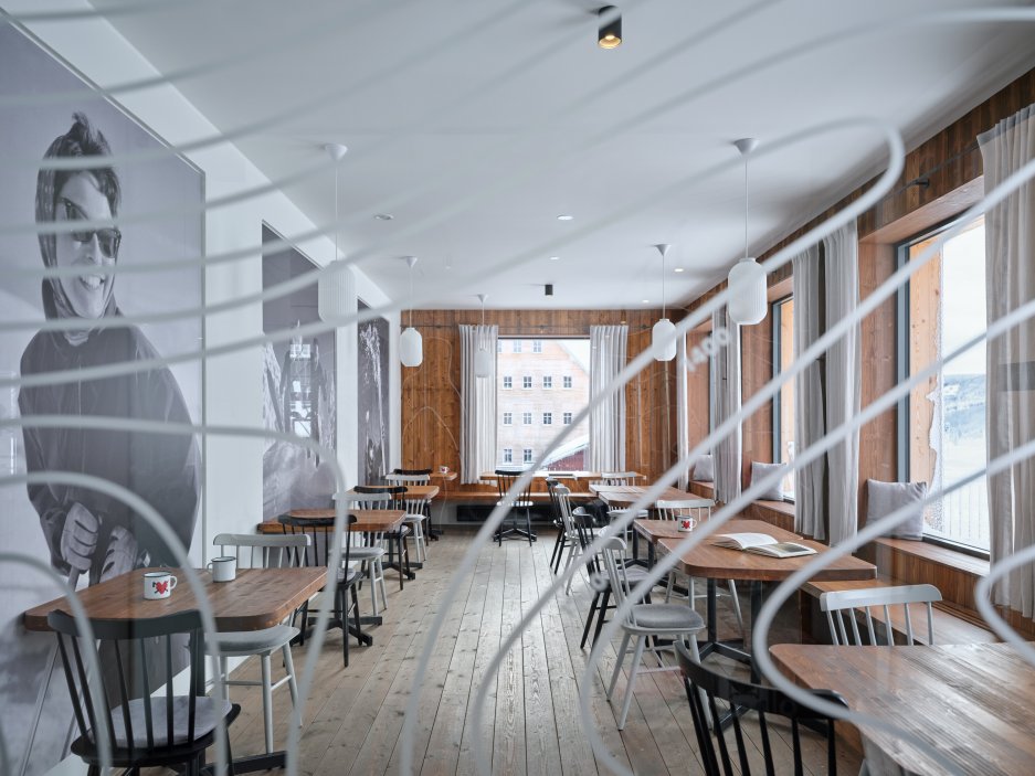 Bývalý hotel Hořec, stavba stojící přímo v centru Horní Malé Úpy, prošel zásadní proměnou. Objekt s bohatou historií, který dlouhá léta sloužil jako ubytovací zařízení, získává novou tvář i funkci – stává se moderním multifunkčním centrem propojeným s komunitním životem obce.