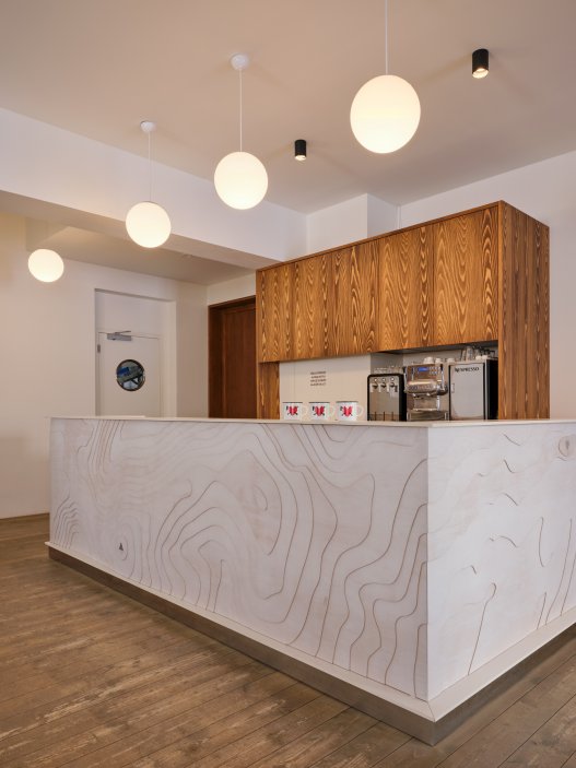 Bývalý hotel Hořec, stavba stojící přímo v centru Horní Malé Úpy, prošel zásadní proměnou. Objekt s bohatou historií, který dlouhá léta sloužil jako ubytovací zařízení, získává novou tvář i funkci – stává se moderním multifunkčním centrem propojeným s komunitním životem obce.
