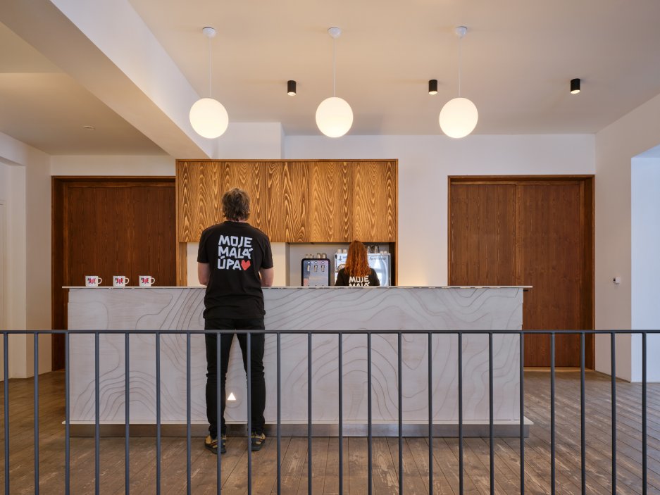 Bývalý hotel Hořec, stavba stojící přímo v centru Horní Malé Úpy, prošel zásadní proměnou. Objekt s bohatou historií, který dlouhá léta sloužil jako ubytovací zařízení, získává novou tvář i funkci – stává se moderním multifunkčním centrem propojeným s komunitním životem obce.